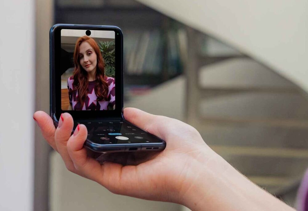 Smartfon MOTOROLA Razr 40 ekran bateria aparat procesor ram pamięć pojemność rozdzielczość zdjęcia filmy opis dane cechy blokady system łączność wifi bluetooth obudowa szkło odporność porty muzyka transfer sieć przekątna matryca waga czujniki oled amoled ips