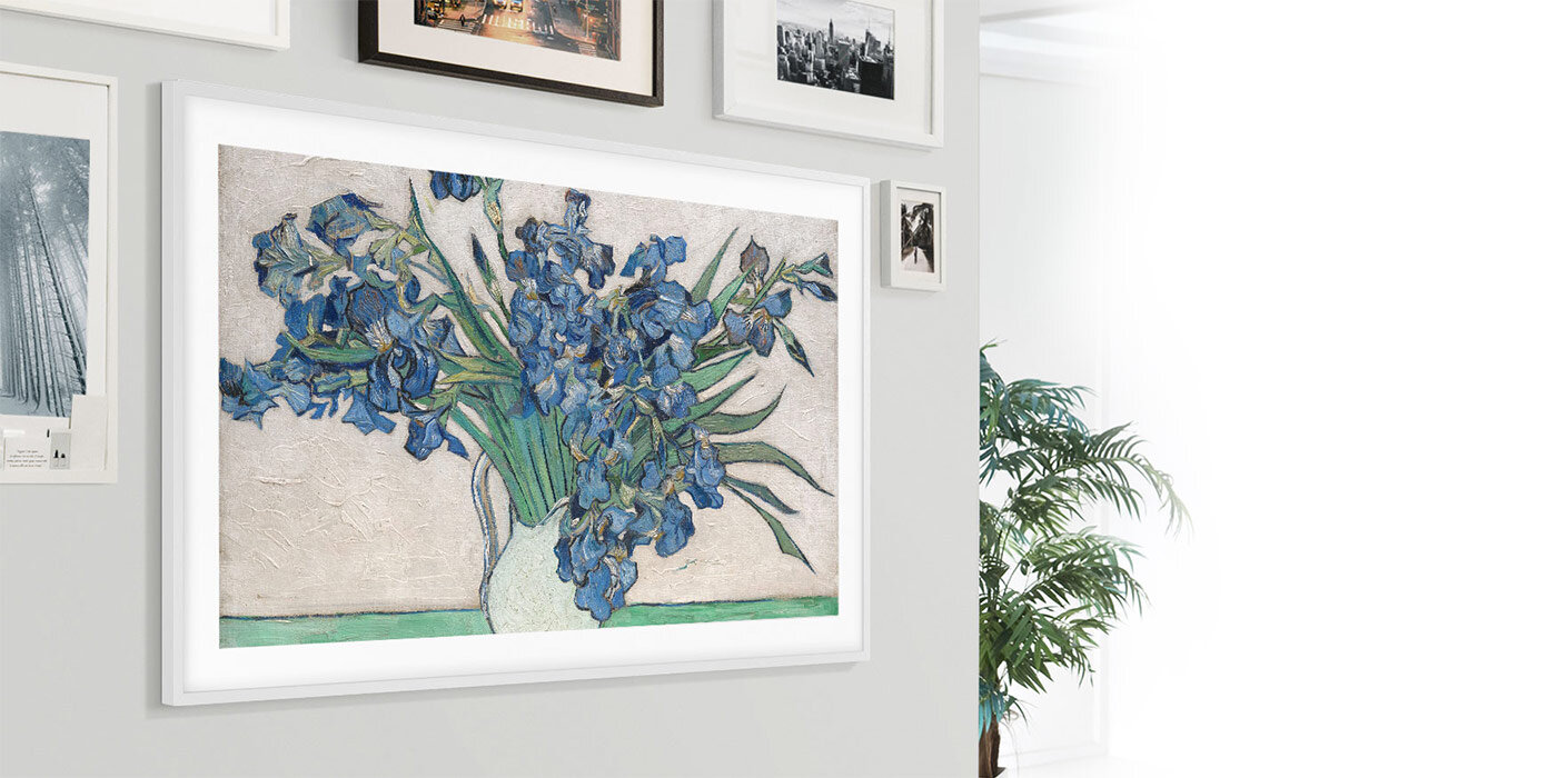 Telewizor oprawiony w ramkę i zawieszony między obrazami Telewizor oprawiony w ramkę i zawieszony między obrazami