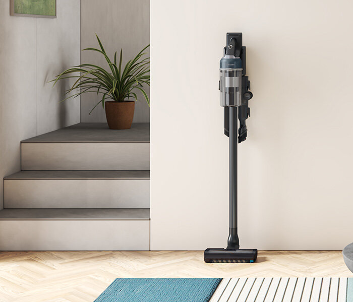 Czarny odkurzacz Samsung VS20C8524TB/GE seria 85 w nowoczesnym salonie Dostępny w Media Expert odkurzacz Samsung VS20C8524TB/GE seria 85 w nowoczesnym salonie