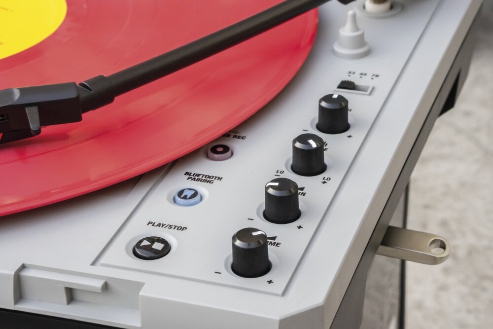 Gramofon RELOOP Spin Szary sprzet audio muzyka odtwarzanie bezpieczna transmisja audio nagrywanie USB sample zestaw zasilanie drapanie płyt interfejs aplikacja wykończenie