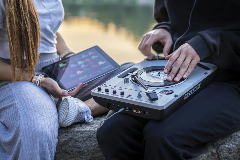 Gramofon RELOOP Spin Szary sprzet audio muzyka odtwarzanie bezpieczna transmisja audio nagrywanie USB sample zestaw zasilanie drapanie płyt interfejs aplikacja wykończenie