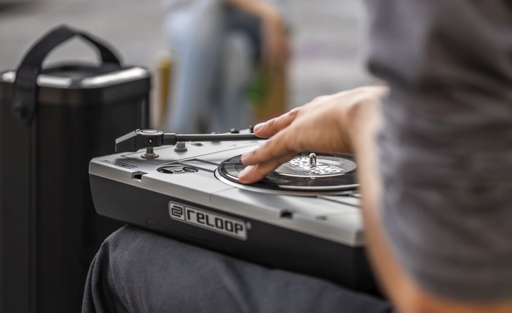 Gramofon RELOOP Spin Szary sprzet audio muzyka odtwarzanie bezpieczna transmisja audio nagrywanie USB sample zestaw zasilanie drapanie płyt interfejs aplikacja wykończenie