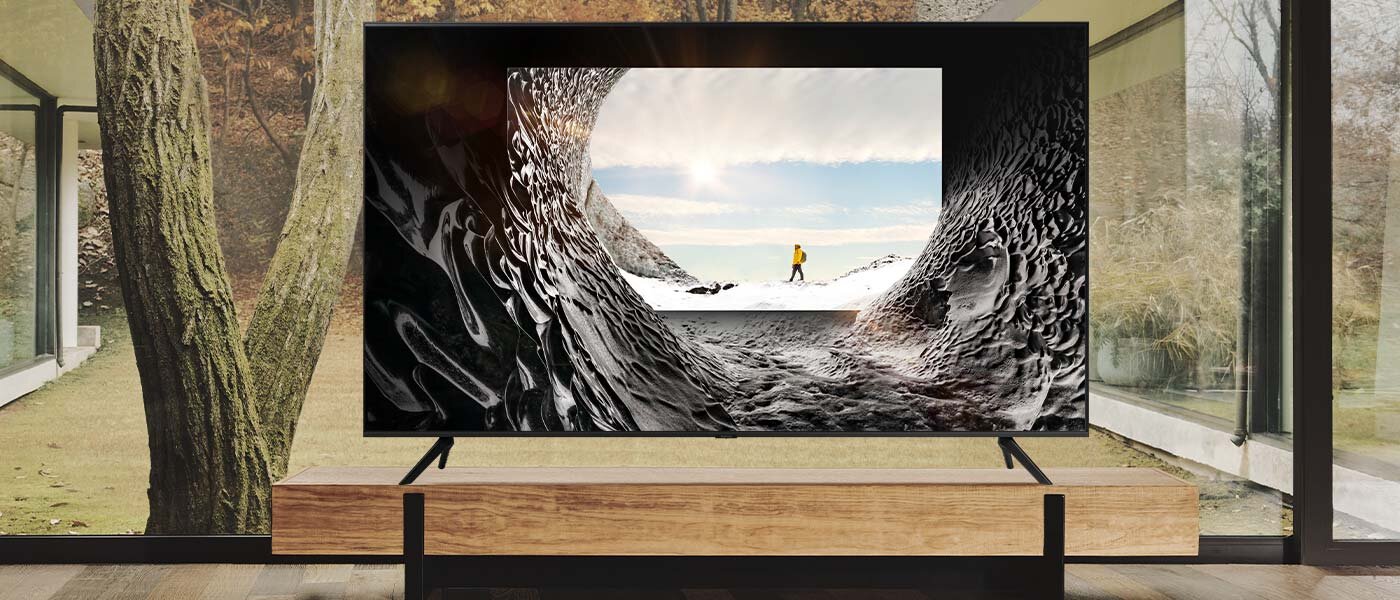 Dostępny w Media Expert telewizor Samsung Crystal UHD CU7172 stojący w przestronnym salonie Dostępny w Media Expert telewizor Samsung Crystal UHD CU7172 stojący w przestronnym salonie