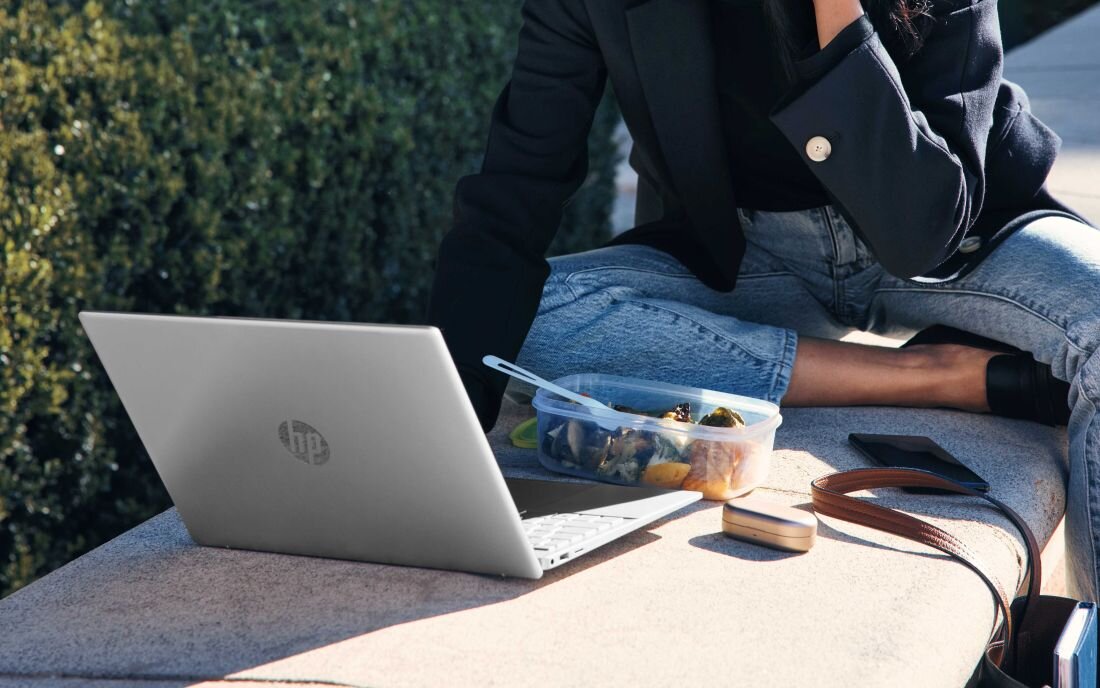 Laptop HP Pavilion Plus 14 - Laptop Biznesowy procesor rdzenie taktowanie wydajność rozrywka praca kąty widzenia rozdzielczość karta graficzna jakość dysk RAM ekran częstotliwość złącza