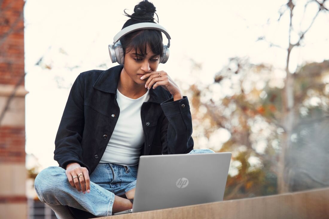 Laptop HP Pavilion Plus 14 - Intel Core procesor rdzenie taktowanie wydajność rozrywka praca kąty widzenia rozdzielczość karta graficzna jakość dysk RAM ekran częstotliwość złącza