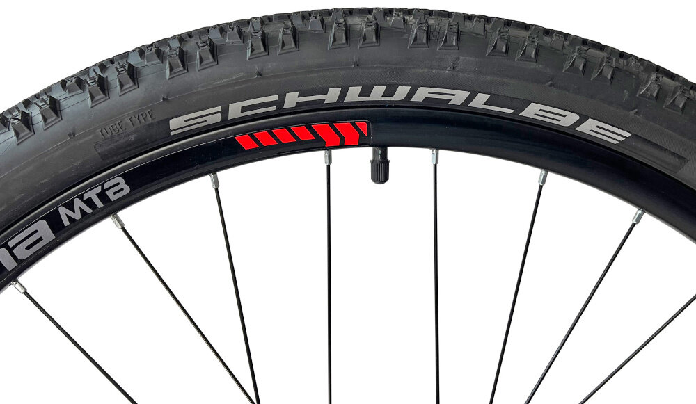 Rower górski MTB INDIANA X-Pulser 2.9 M21 29 cali męski Czarno-czerwony ola rozmiar 29 cali latwiej pokonac przeszkody wiekszy kontakt kola z podlozem szerokie opony marki SCHWALBE dobra przyczepnosc dwusciankowe obrecze zachowanie regularnego ksztaltukol stabilne trzymanie opony bezpieczna komfortowa jazda regularne sprawdzanie cisnienia powietrza wartosc na bocznej czesci opony