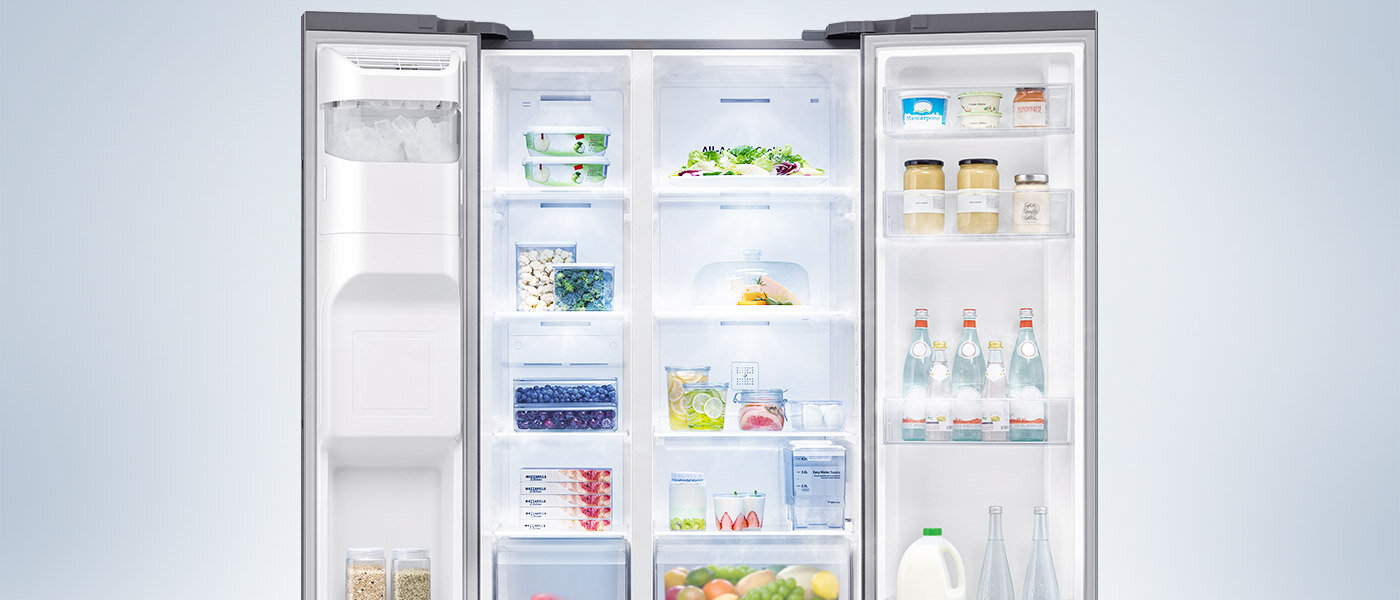 Wnętrze lodówki z systemem All-Around Cooling pełne produktów Wnętrze lodówki z systemem All-Around Cooling pełne produktów
