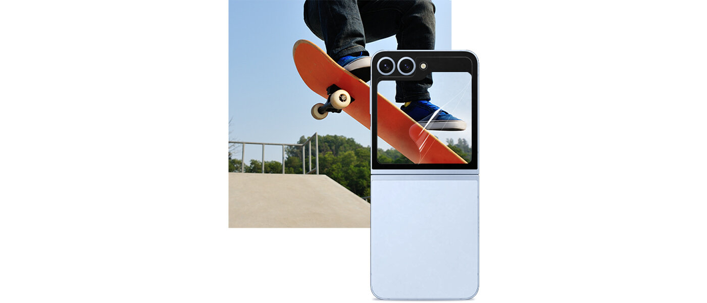 Na ekranie widać Galaxy Z Flip6 z lekko odklejoną folią antyrefleksyjną, a pod nią znajduje się materiał filmowy przedstawiający nogi osoby wykonującej ollie na deskorolce. Ten sam materiał jest wyświetlany na ekranie, wyraźnie demonstrując wysoką widoczność folii antyrefleksyjnej. Na ekranie widać Galaxy Z Flip6 z lekko odklejoną folią antyrefleksyjną, a pod nią znajduje się materiał filmowy przedstawiający nogi osoby wykonującej ollie na deskorolce. Ten sam materiał jest wyświetlany na ekranie, wyraźnie demonstrując wysoką widoczność folii antyrefleksyjnej.