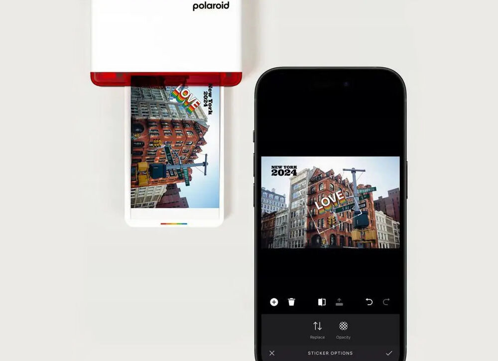 Drukarka POLAROID Hi-print 4x6 Druk w kolorze, Bluetooth prezentacja działania aplikacji na telefonie obok drukarka drukująca zdjęcie jasne tło aplikacja z filtrami i personalizacją zdjęć