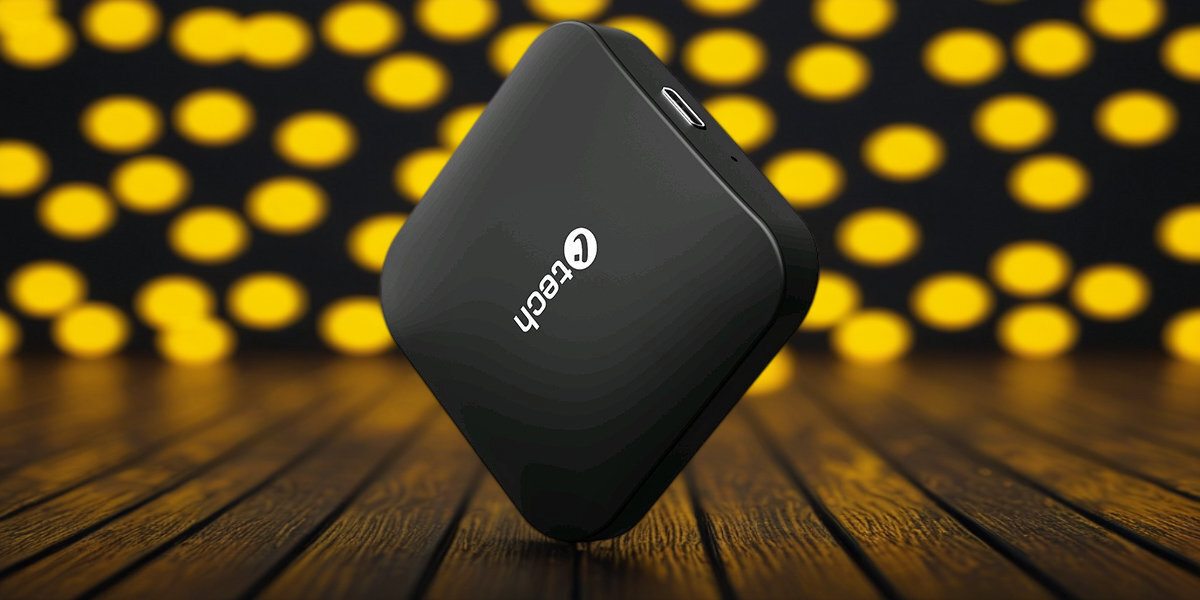 Adapter C-TECH WAC-21 produkt koloru czarnego na deskach usb-c
