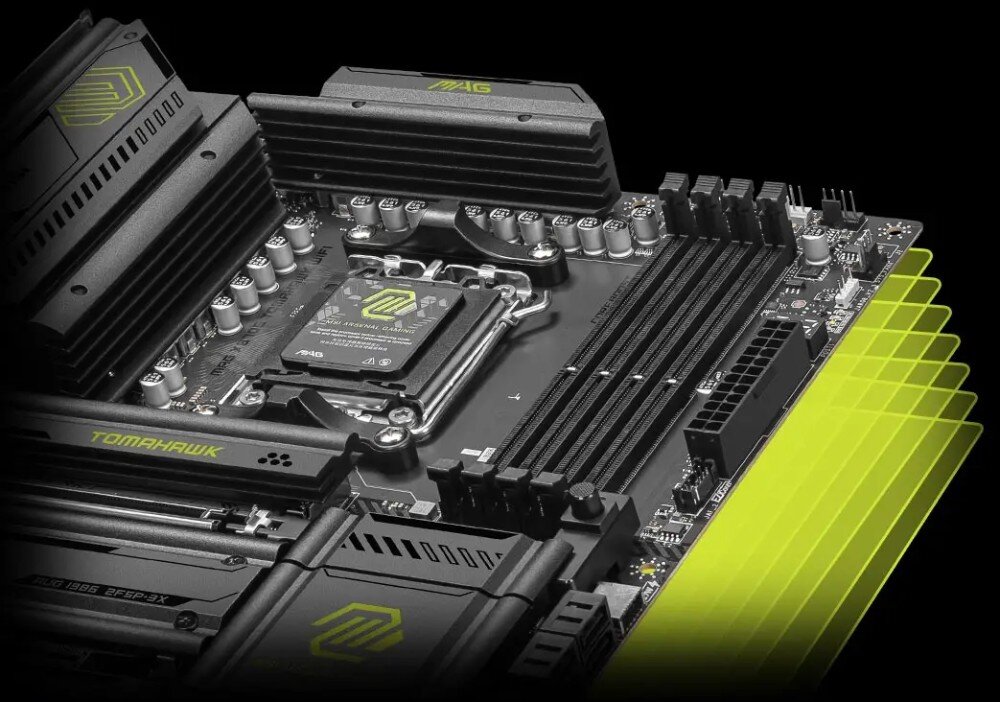 Płyta główna MSI MAG X870E TOMAHAWK WIFI Widok na sekcję zasilania i gniazda pamięci RAM na płycie głównej. Czarny radiator pokrywa układ VRM, a cztery sloty RAM są wyróżnione żółtą grafiką, układ zasilania, zabezpieczenia, piny