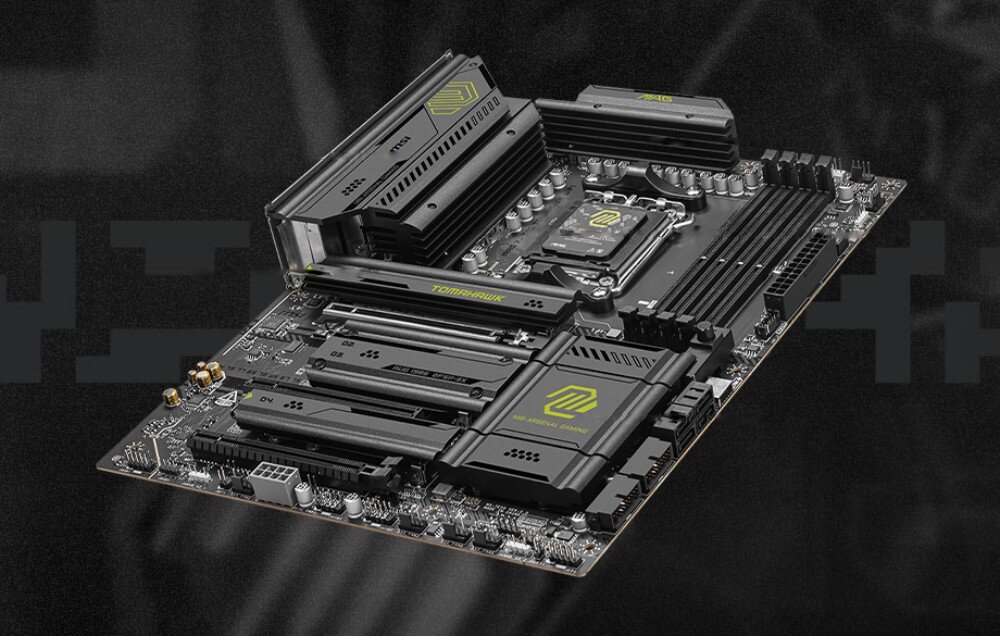 Płyta główna MSI MAG X870E TOMAHAWK WIFI Perspektywiczne ujęcie płyty głównej prezentujące rozmieszczenie komponentów. Widoczne są trzy sloty PCIe, cztery gniazda M.2 oraz osłony termiczne, chłodzenie, radiatory, termopady