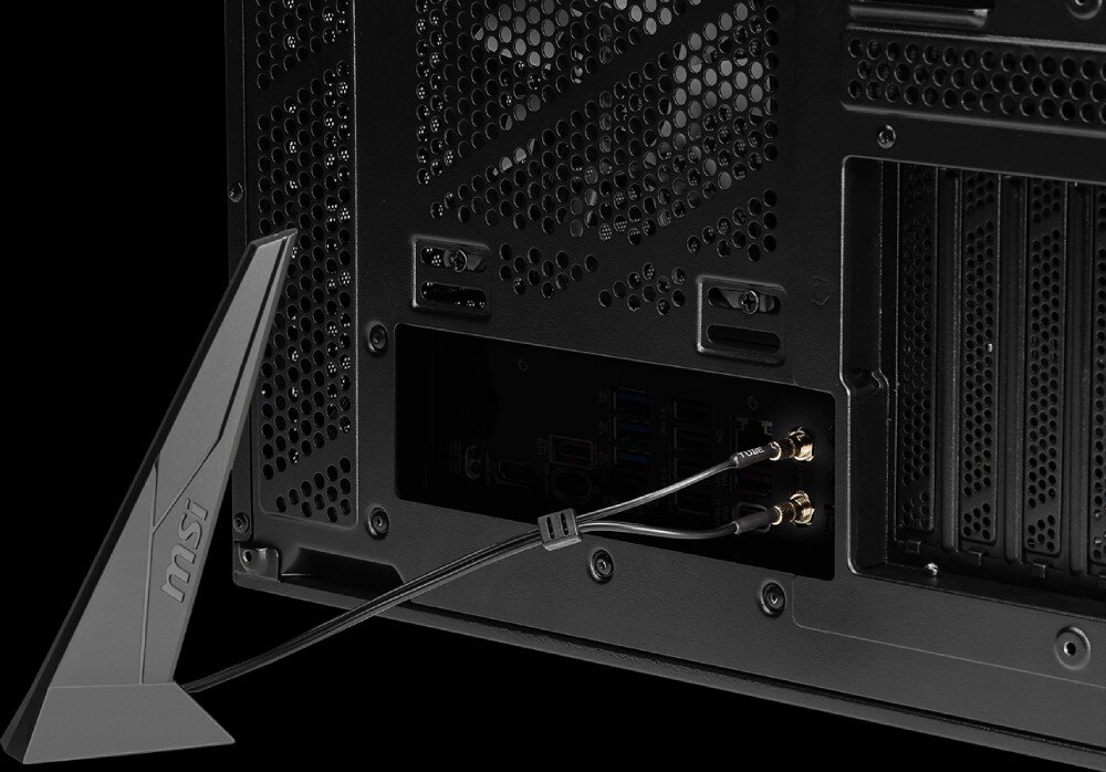 Płyta główna MSI MAG X870E TOMAHAWK WIFI Antena Wi-Fi podłączona do tylnego panelu obudowy komputera. Czarny przewód biegnie od anteny do złącz na płycie głównej, łączność Wi-Fi, przepustowość