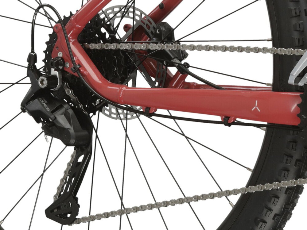 Rower górski MTB KROSS Lea 5.0 D15 27.5 cala damski Bordowy zbliżenie na tylną przerzutkę 18 biegów przerzutki marki przerzutki marki SHIMANO duża wytrzymałość sprawne działanie zmiana biegów jest płynna i bezproblemowa napęd SHIMANO CUES niewiarygodnie płynna i szybka zmiana przełożeń wytrzymałość sprosta dużym obciążeniom