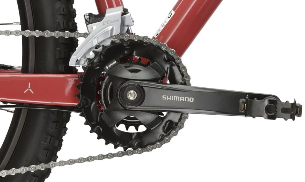 Rower górski MTB KROSS Lea 5.0 D15 27.5 cala damski Bordowy zbliżenie na korbę kasetę i łańcuch lekka wydajna konstrukcja korby korba SHIMANO typu 36T-22T 170 mm kaseta SHIMANO typu 11-36T 9 Speed solidność wytrzyma bardzo duży nacisk na pedały