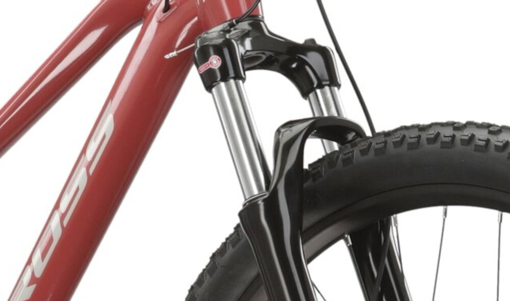 Rower górski MTB KROSS Lea 5.0 D15 27.5 cala damski Bordowy zbliżenie na amortyzator rower typu hardtail przedni amortyzator marki SR SUNTOUR typ XCM32 ze skokiem 100 mm ułatwia najeżdżanie na przeszkody niweluje wstrząsy niska masa roweru duża sztywność regulacja za pomocą sprężyny obsługa poprzez pokręteł na goleni