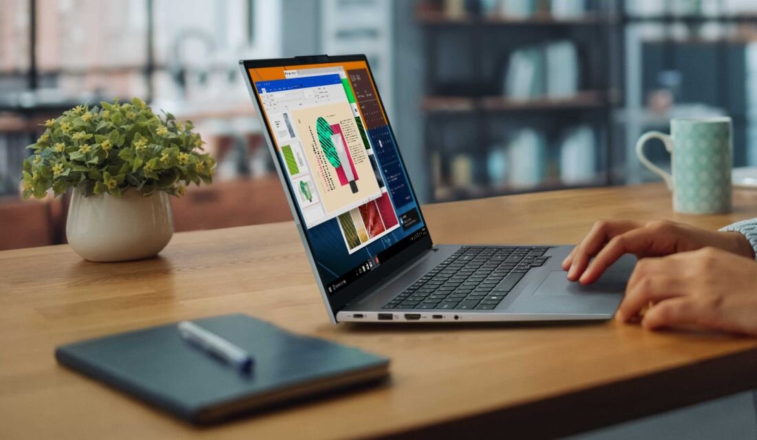 Laptop LENOVO ThinkBook 16 - Użytkownik pracujący na laptopie LENOVO ThinkBook 16, z tłem pulpitu widocznym na ekranie.