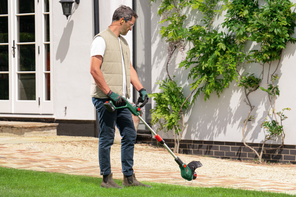 Podkaszarka akumulatorowa BOSCH UniversalGrassCut 18V-23-450 ogród rośliny dom osoba podcina trawę wzdłuż chodnika do precyzyjnego przycinania swoboda pracy zadbany ogród