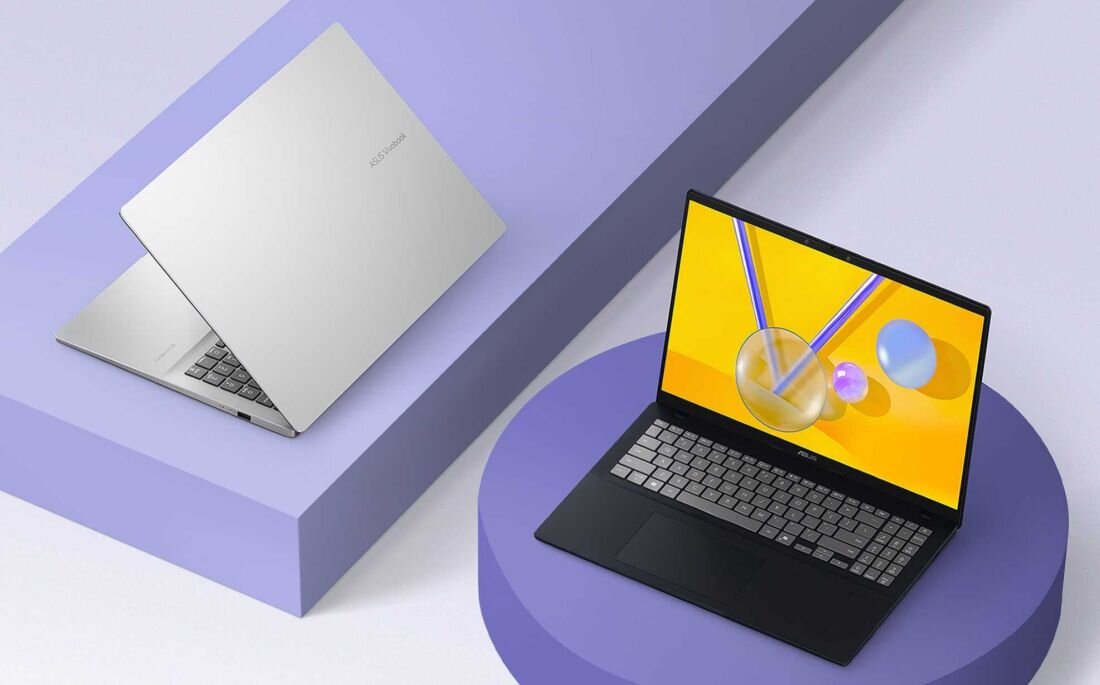 Dwa laptopy ASUS Vivobook 16 na fioletowym tle