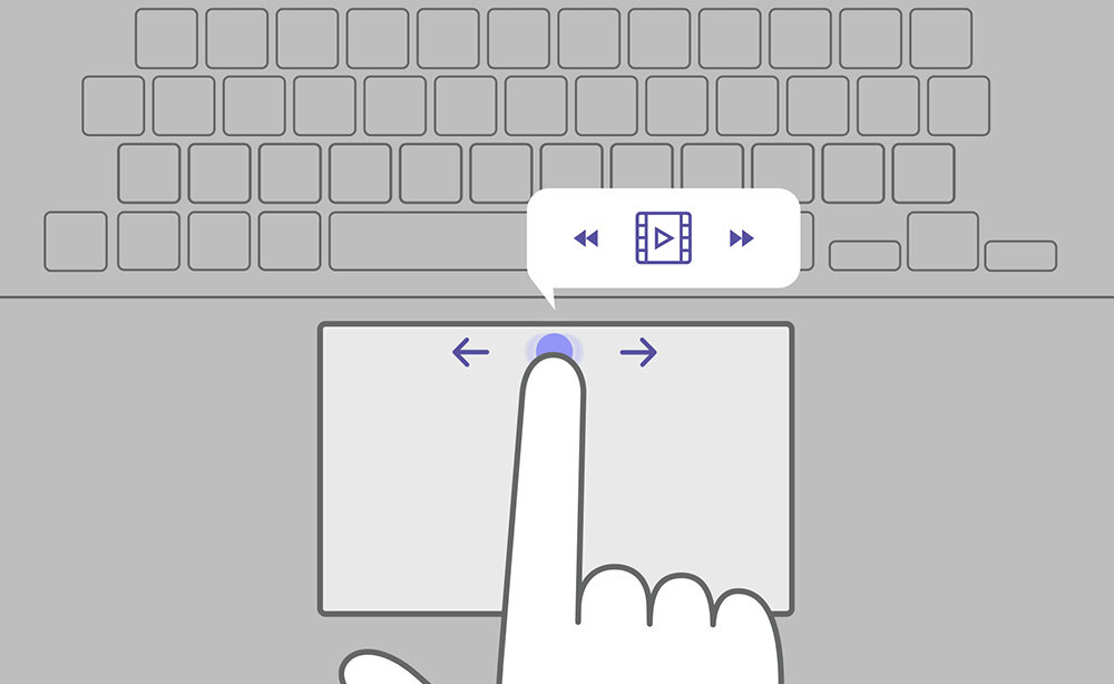 Na klawiaturze palec naciska klawisz, a obok widoczny jest wskaźnik myszy oraz touchpad. - Wygodne przewijanie wideo