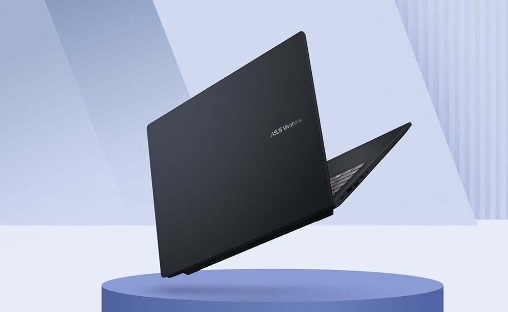 Laptop umieszczony na niebieskim stojaku, widoczny z góry, z otwartym korpusem. - Lekkość i elegancja