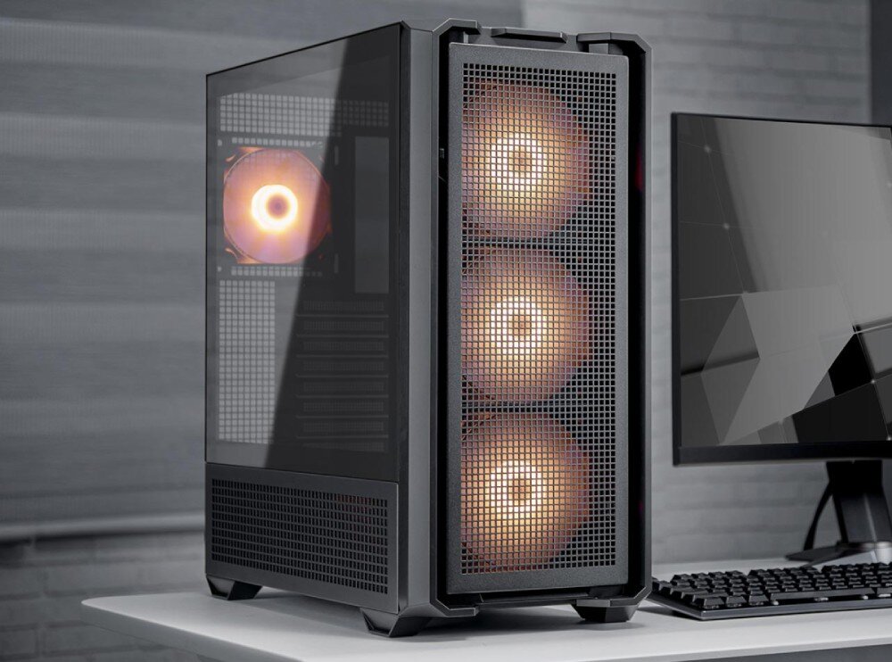 Komputer MAD DOG COUGAR-MX600-I02DR32 Obudowa komputera z trzema podświetlanymi wentylatorami z przodu i jednym z tyłu. Boczny panel ze szkła hartowanego ukazuje wnętrze. Komputer stoi na białym biurku, w tle monitor i szara ściana, opis