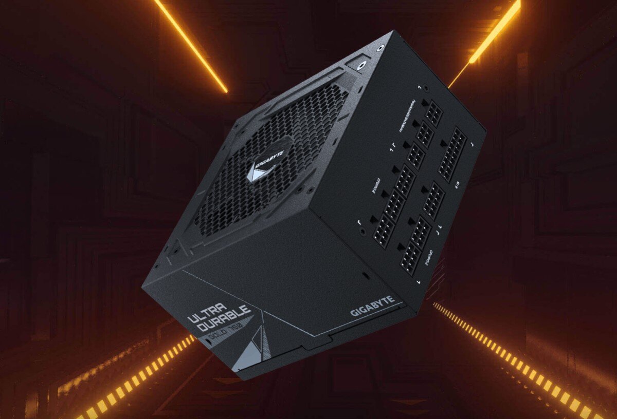 Komputer MAD DOG COUGAR-MX600-I02DR32 Czarny, modularny zasilacz zawieszony w powietrzu na tle futurystycznego, ciemnoczerwonego tunelu z pomarańczowymi liniami świetlnymi