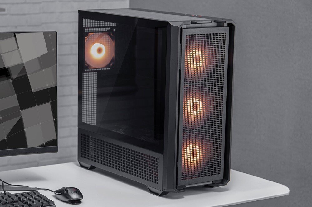 Komputer MAD DOG COUGAR-MX600-I02DR32 Ujęcie komputera w czarnej obudowie z podświetlanymi wentylatorami. Sprzęt stoi na biurku, obok znajduje się monitor. Boczny panel ze szkła hartowanego odsłania wnętrze obudowy, obudowa, wentylacja, porty, filtry, szklany bok