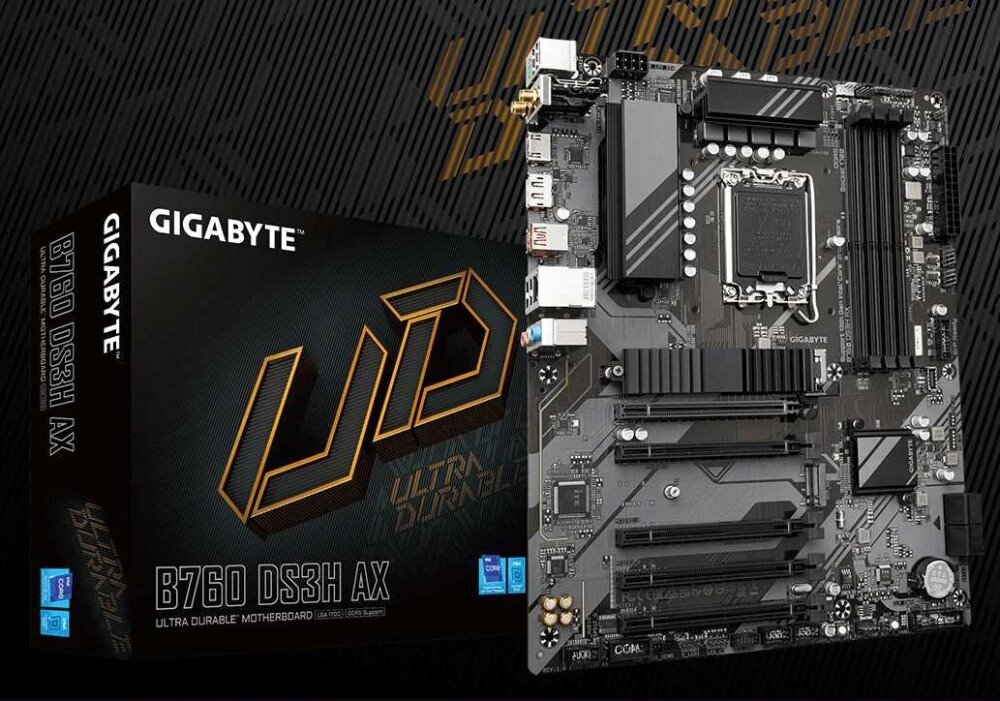 Komputer MAD DOG COUGAR-MX600-I02DR32 Płyta główna marki Gigabyte wraz z opakowaniem na ciemnym tle, płyta główna, układ zasilania, łączność Wi-Fi, audio, dźwięk