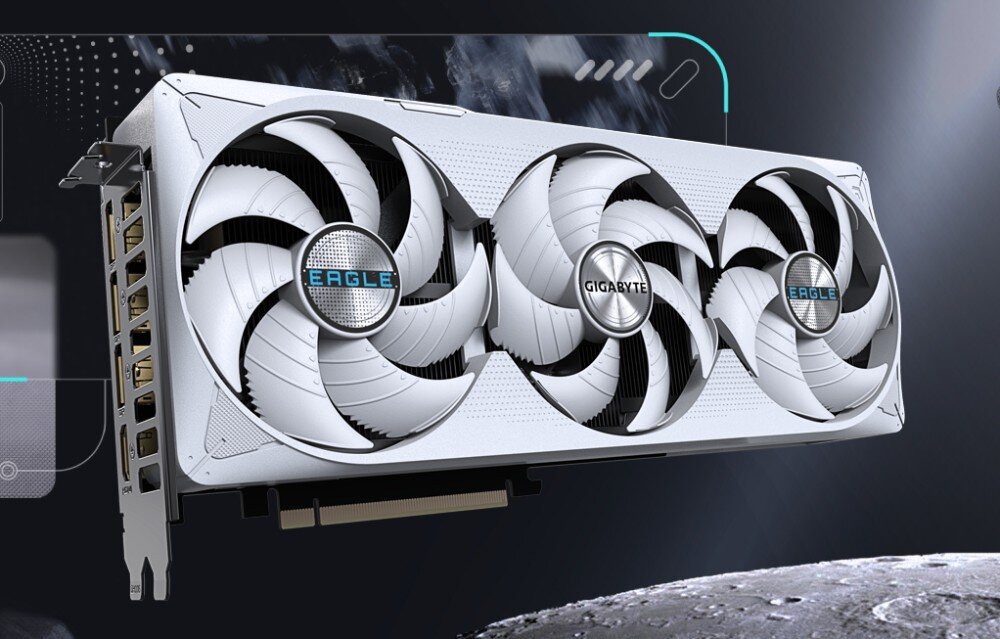 Karta graficzna GIGABYTE GeForce RTX 5070 Ti EAGLE ICE SFF OC 16GB Widok karty graficznej z trzema dużymi wentylatorami na froncie, widoczna również tylna krawędź z portami DisplayPort i HDMI, w tle grafika z motywem przestrzeni kosmicznej, opis
