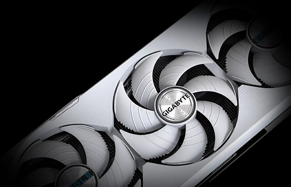 Karta graficzna GIGABYTE GeForce RTX 5070 Ti EAGLE ICE SFF OC 16GB Zbliżenie na centralny wentylator karty graficznej z logo producenta na środku, wokół widać łopatki wentylatorów i fragment obudowy, chłodzenie, temperatura, ciepłowody