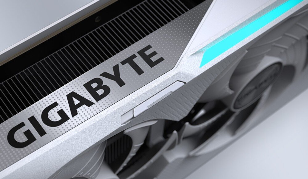 Karta graficzna GIGABYTE GeForce RTX 5070 Ti EAGLE ICE SFF OC 16GB Widok z góry na kartę graficzną, eksponujący logo producenta na obudowie oraz podświetlaną na błękitno linię wzdłuż krawędzi, podświetlenie, kolory, efekty
