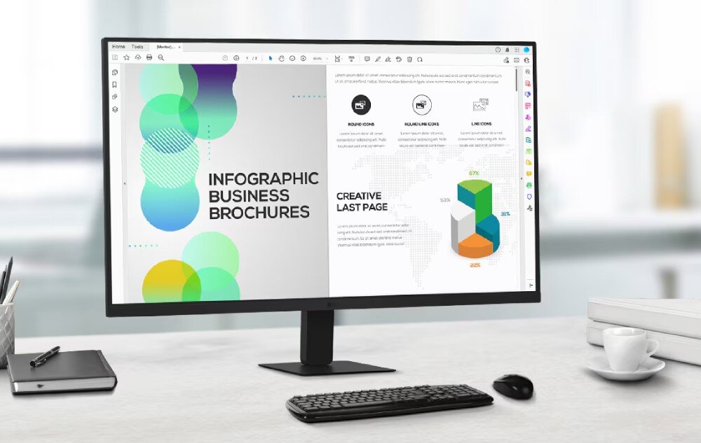 Monitor LG 32U631A-B Monitor na biurku, wyświetlający dokument z kolorową grafiką po lewej stronie i czarno-białą stroną z wykresem kołowym po prawej. Obok monitora klawiatura, myszka, notes i filiżanka na spodku, opis
