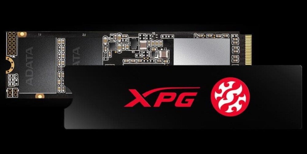 Komputer MAD DOG DIAXID605-A10DR32 Dysk SSD w standardzie M.2 z radiatorem, na którym widnieje czerwone logo XPG, dysk SSD, pojemność, prędkość, żywotność