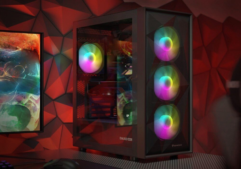 Komputer MAD DOG DIAXID605-A10DR32 Obudowa komputera z bocznym panelem ze szkła hartowanego i trzema wentylatorami RGB na przednim panelu. W tle monitor z kolorową grafiką i ściana z geometrycznym wzorem, cechy, zalety, testy, przeznaczenie