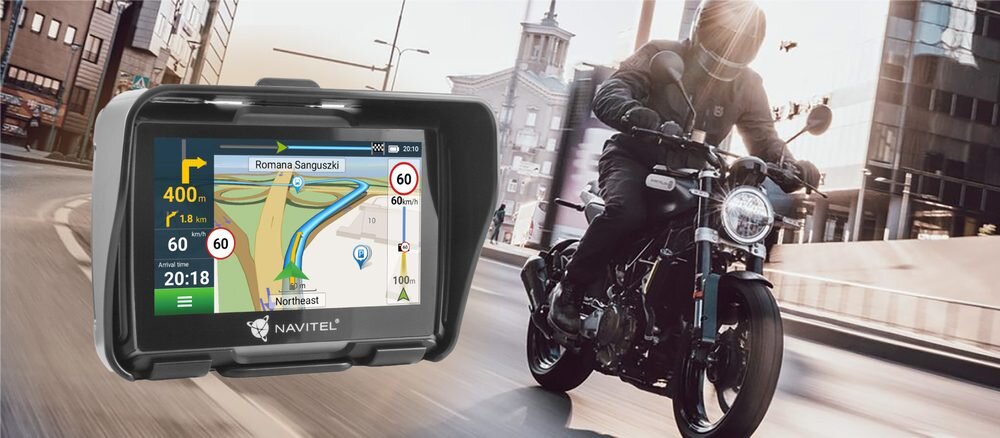 Nawigacja motocyklowa NAVITEL G550 Moto z motocyklem w mieście