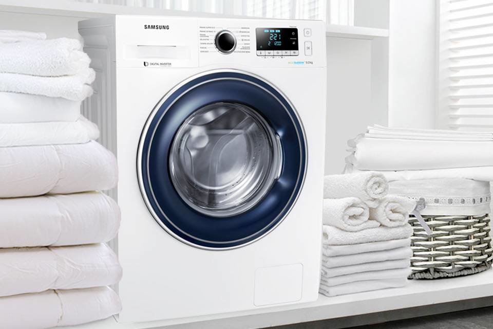 Samsung Crystal Gloss™. Doskonała linia, elegancki wygląd Samsung Crystal Gloss™. Doskonała linia, elegancki wygląd