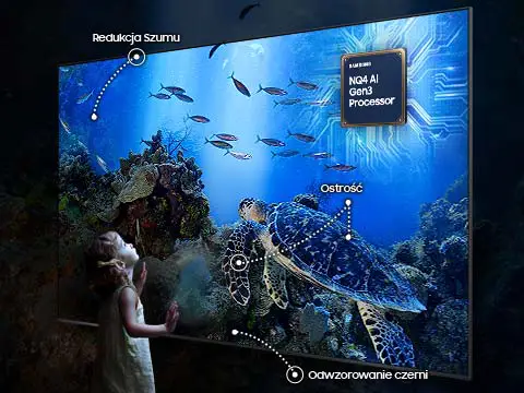 480x360-mo 80fa 98b Na obrazie widać duży ekran telewizora z wyświetlonym podwodnym światem, w tym ryby i żółwia. Na ekranie znajdują się napisy: \'Redukcja Szumu\', \'Odwzorowanie czerni\', \'Ostrość\' oraz \'Neo QLED AI Gen3 Processor\'.