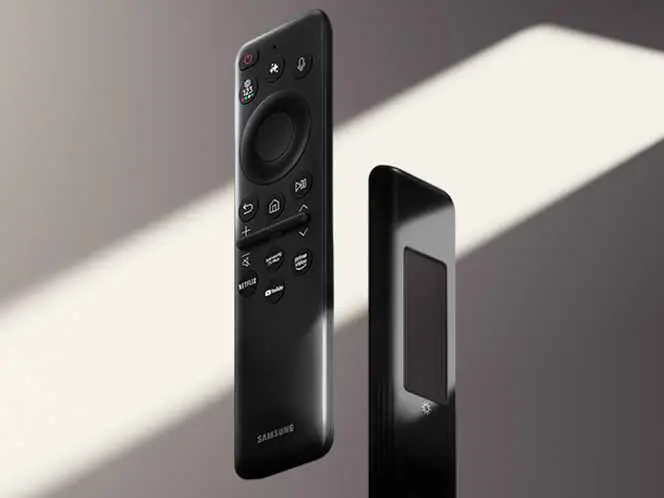664x498 vd qled solarcell remote pc Na obrazie widoczne są dwa czarne piloty z przyciskami i logo \'SAMSUNG\'. Jeden z pilotów ma widoczne przyciski funkcyjne, a drugi pokazuje tylną część z panelem.