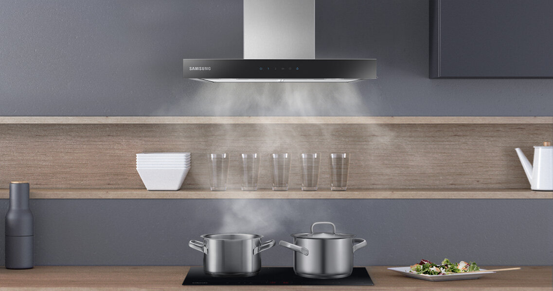 Kominowy okap NK24M5070BS - fotografia - okap zawieszony nad płytą indukcyjną Kominowy okap NK24M5070BS Samsung - fotografia - okap zawieszony nad płytą indukcyjną