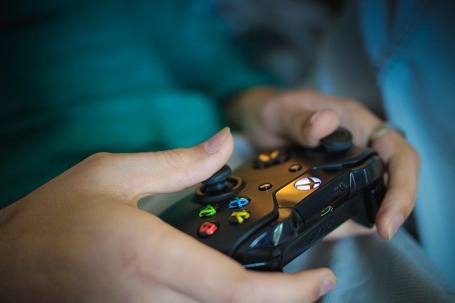 Pad Xbox One do PC - jak podłączyć? | Poradnik Media Expert