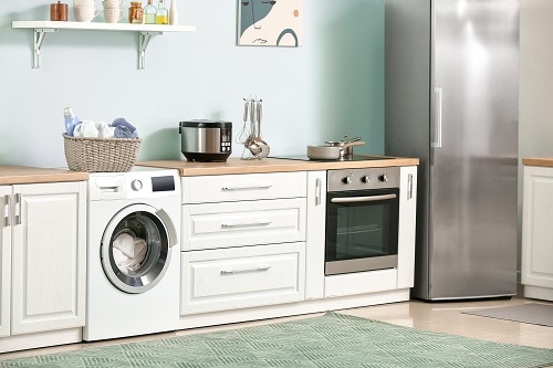 Pralka w kuchni – kiedy warto ukryć pralkę w kuchni? | Poradnik Media Expert